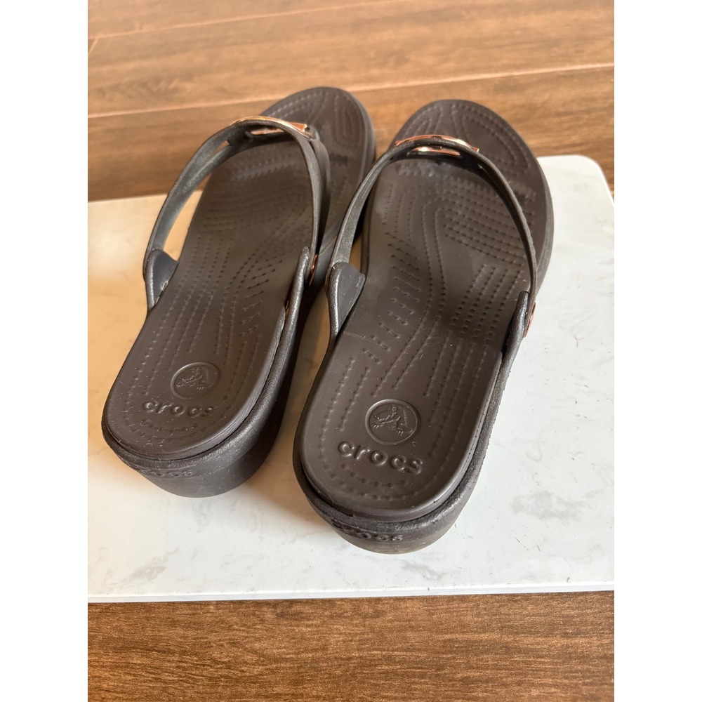 Crocs Flip Flops Sarah Hammered Circle Wedge Black Gold Metallic Size 10 - Picture 2 of 3